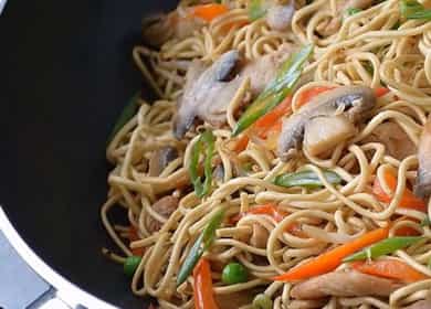 Китайска юфка с пиле и зеленчуци стъпка по стъпка рецепта със снимка
