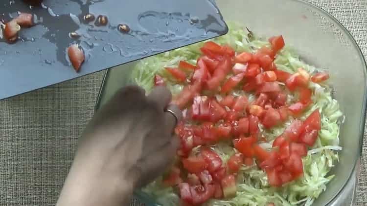 За да приготвите мързеливи зелеви рулца, сложете слой домати
