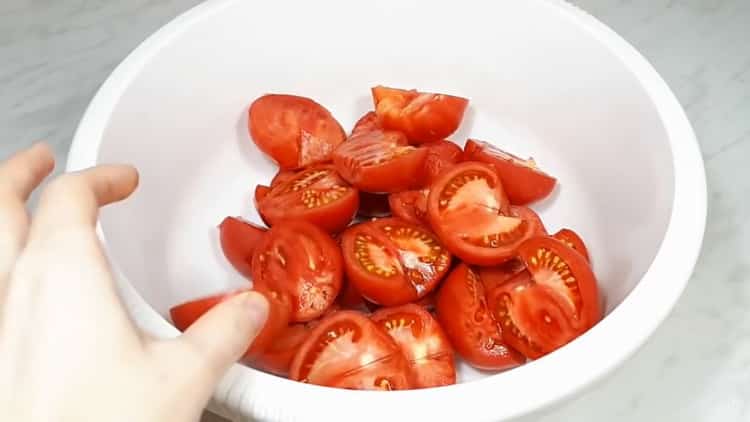 За да готвите лечо, нарязвайте доматите