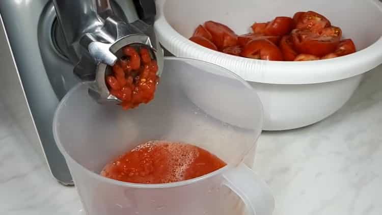 Завийте доматите, за да направите лечо