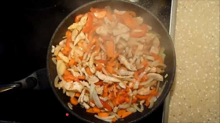 Запържете зеленчуците, за да направите лобио