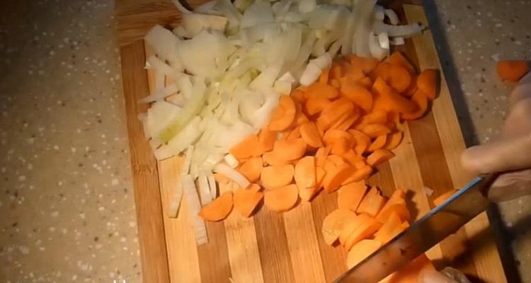 Нарежете зеленчуците, за да направите лобио