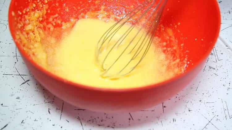 За да приготвите млечно желе с желатин, разбийте жълтъците