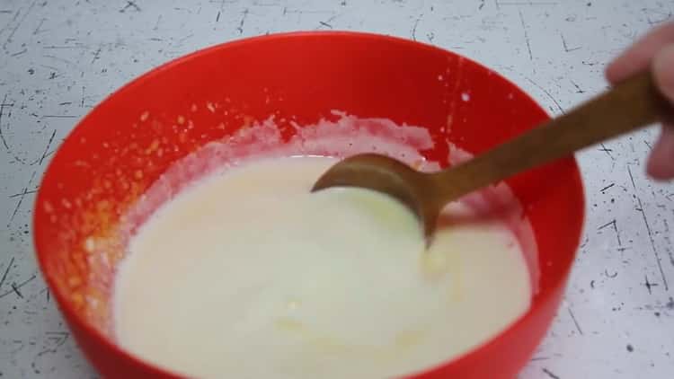 За да приготвите млечно желе с желатин, комбинирайте мляко и жълтъци