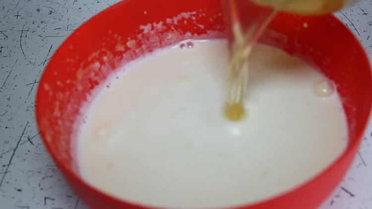 За да приготвите млечно желе с желатин, добавете набъбнал желатин към сместа