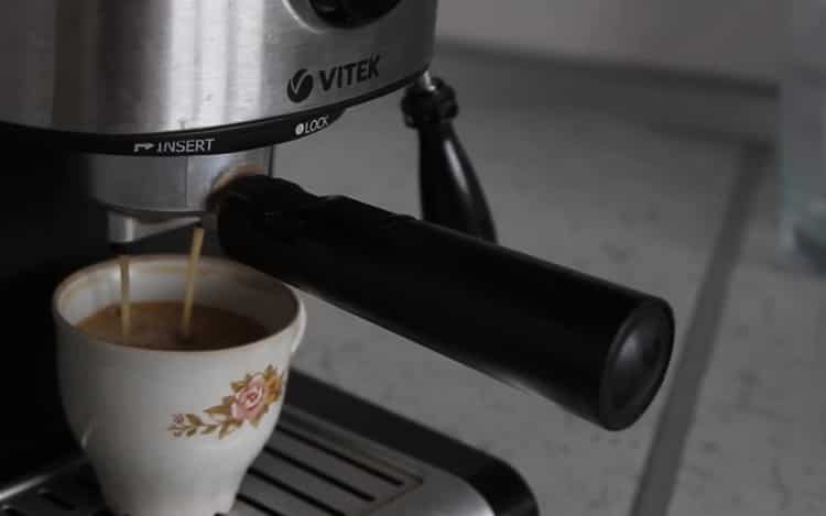За да направите млечно желе с желатин, направете кафе