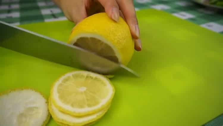 За да си направите напитка, нарежете лимоните