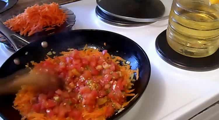 Запържете доматите, за да направите черен пипер