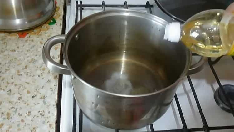 За да направите ечемик, добавете масло и сол към водата.
