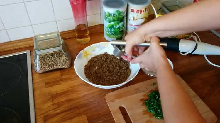 За да направите картофено пюре, накълцайте зелените