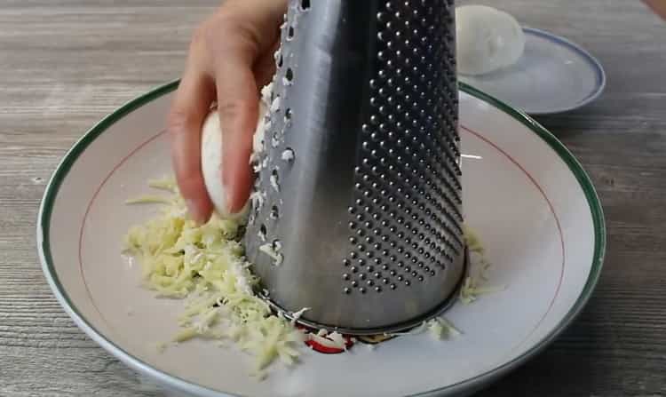 За да направите качапури, настържете сирене