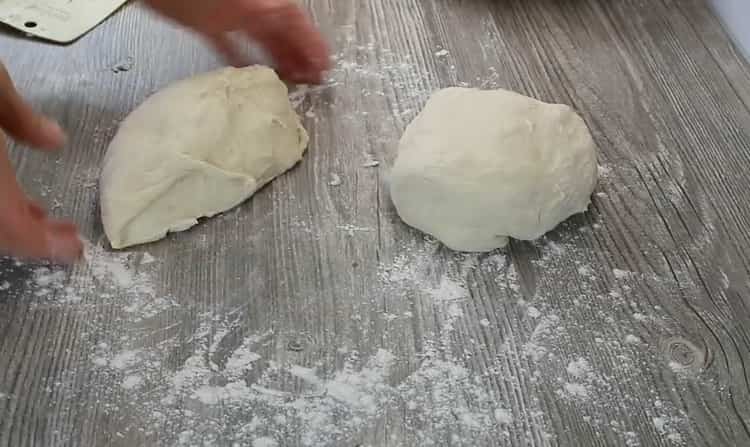 За да направите качапури, разделете тестото