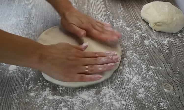 Разточете плоска торта, за да направите качапури