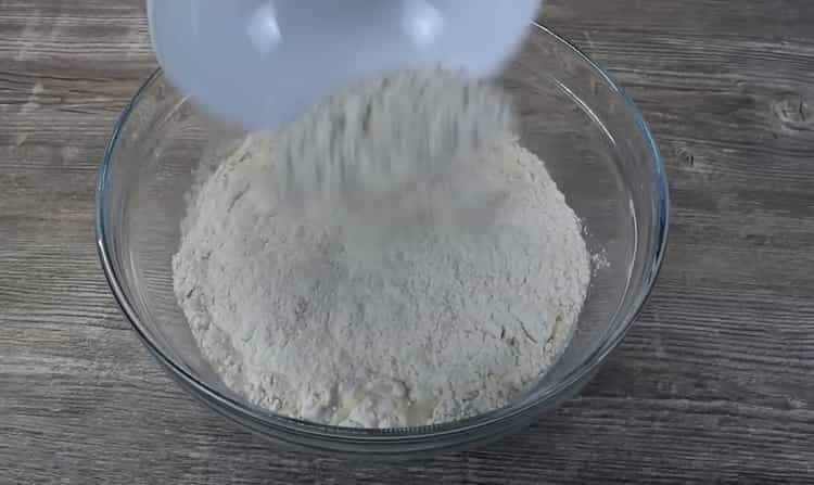 Пресейте брашно, за да направите качапури