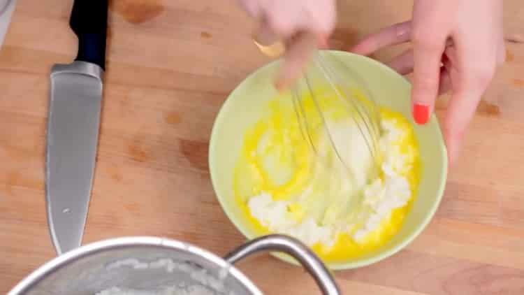 Разбийте яйцата, за да се получи пудинг.