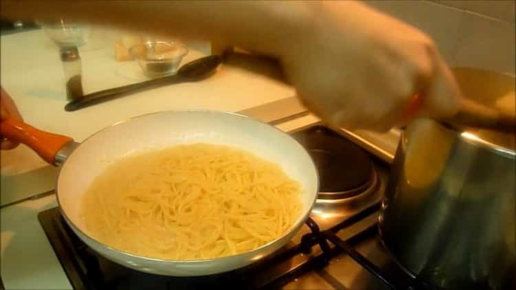 За да сготвите спагети, сварете макароните