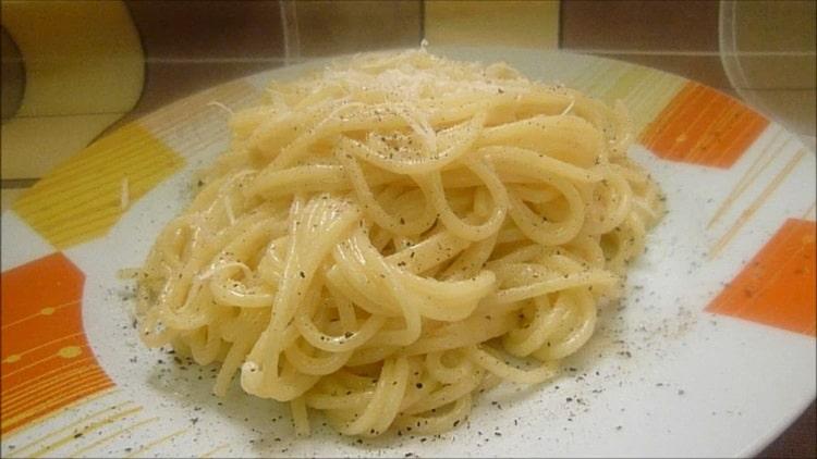спагети със сирене готово