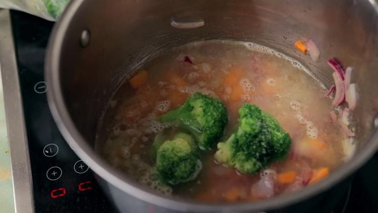 супа от пюре от броколи със сметана е почти готова