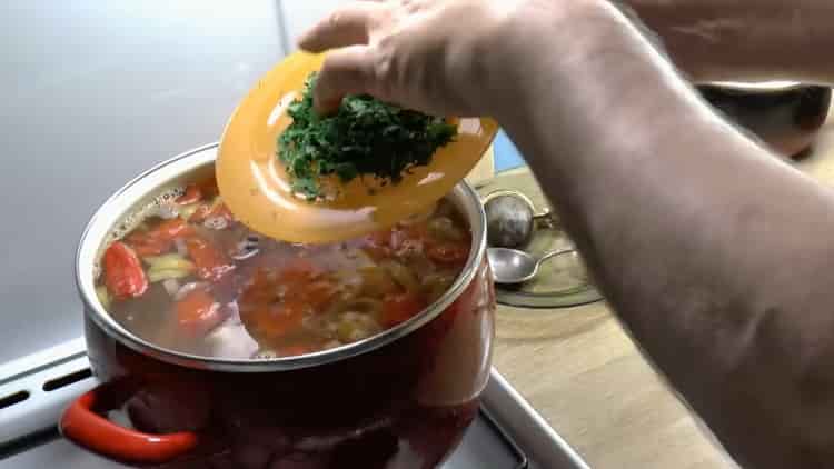 За да направите супа, накълцайте зелените