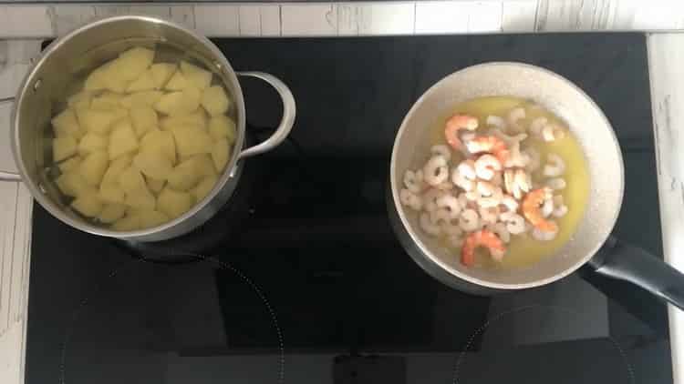 Запържете скаридите, за да направите супата.