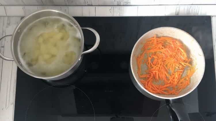 Запържете лука, за да направите супата.
