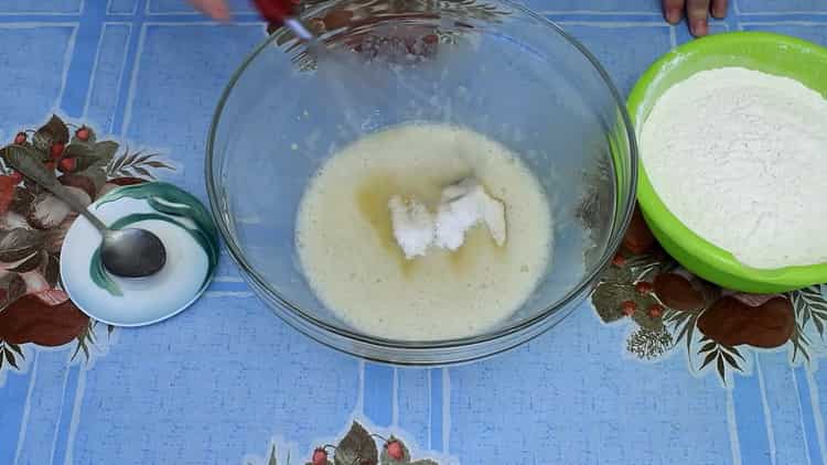 Комбинирайте сол и захар, за да направите тестото.