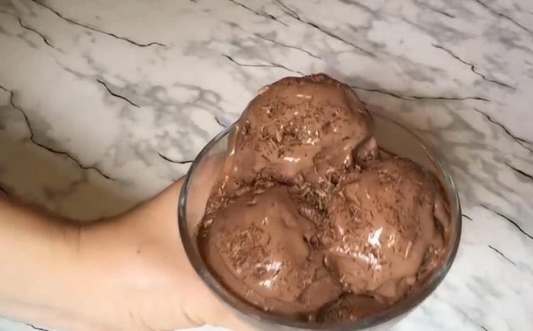 шоколадов сладолед е готов