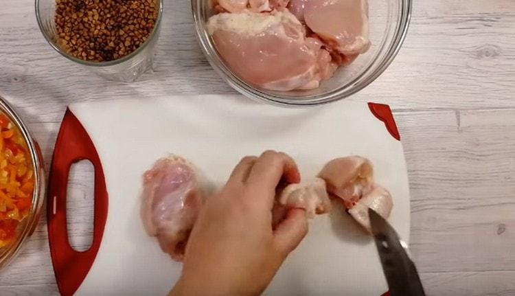 Пилешкото месо се нарязва на парчета.