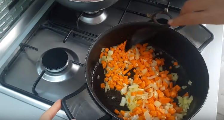 Добавете морковите към лука и запържете зеленчуците заедно.