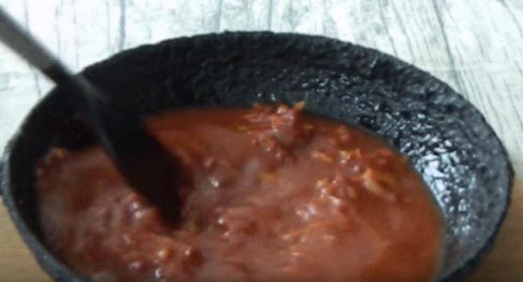 Magdagdag ng tomato paste, tubig at ihanda ang sarsa hanggang sa lumapot.