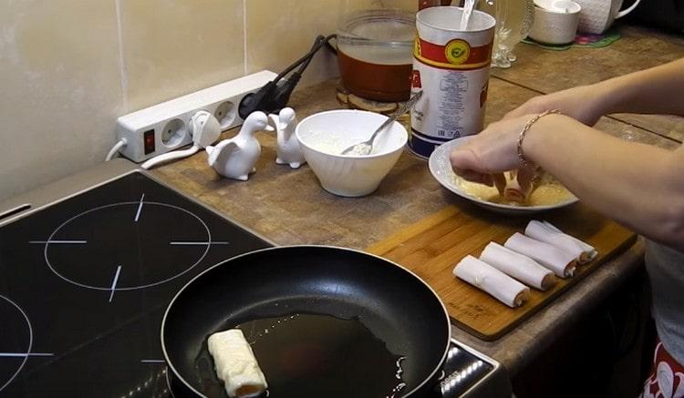Потопете пръчици в тесто и разстелете в тиган.