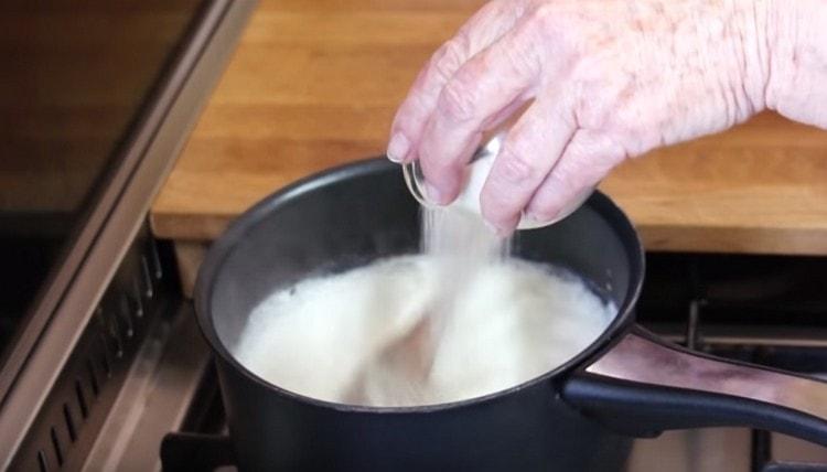 Постепенно наливаме грис в свареното мляко при непрекъснато бъркане.