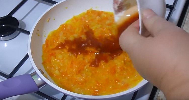 I-dissolve ang tomato paste sa tubig at ihalo.