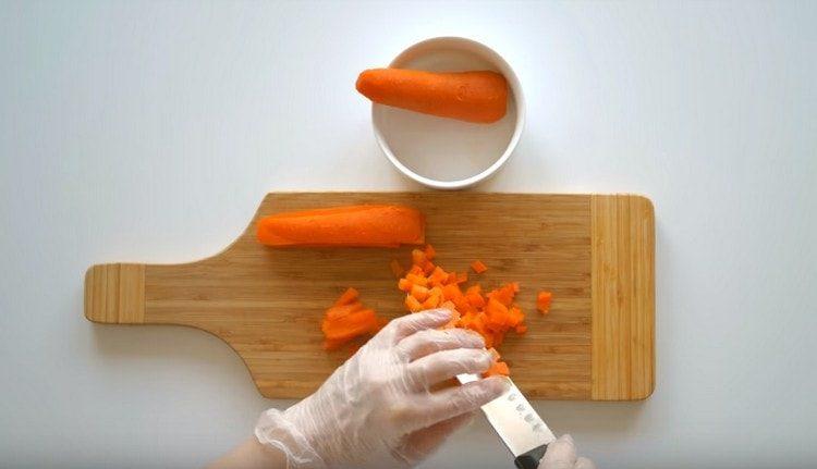 Нарязани на кубчета моркови.