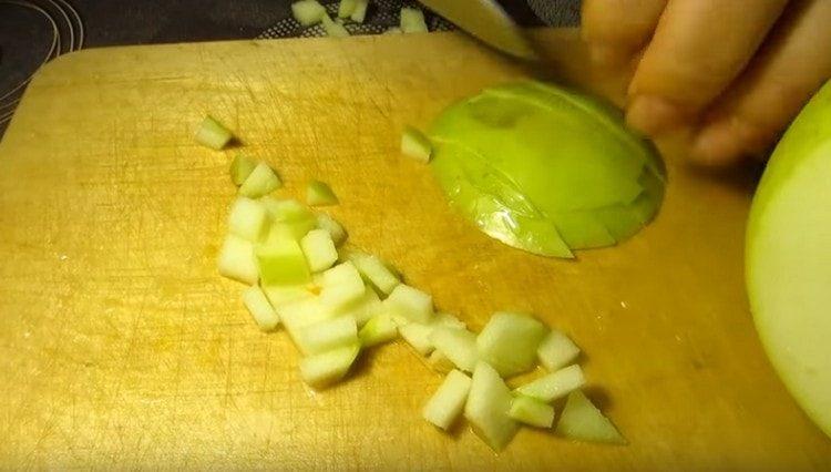 Нарежете ябълката.