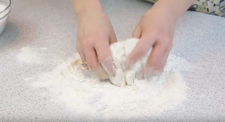 Омесваме тестото с брашно.