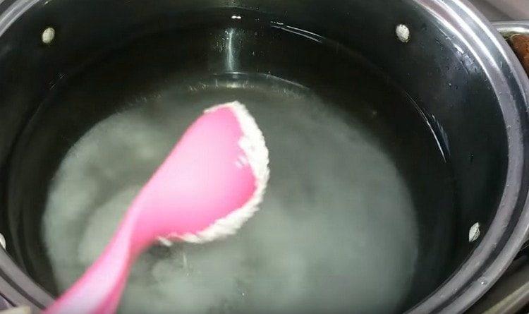 За да приготвите марината, добавете сол и захар към водата.