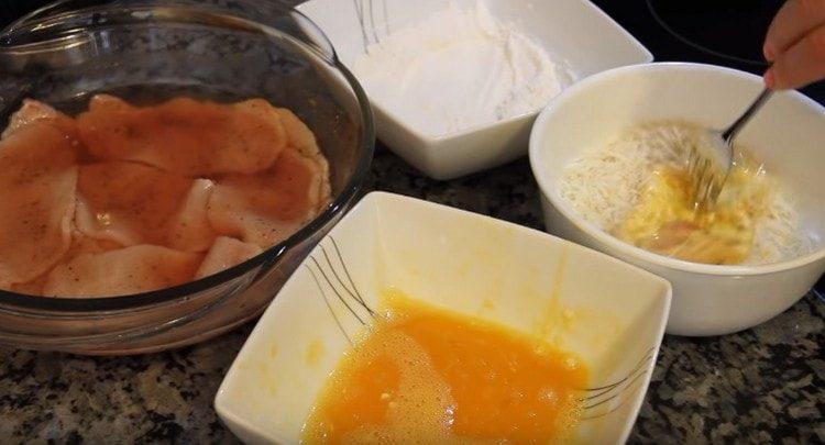 смелете месото в брашно, след това в яйцето, а след това в смес от пармезан и брашно.