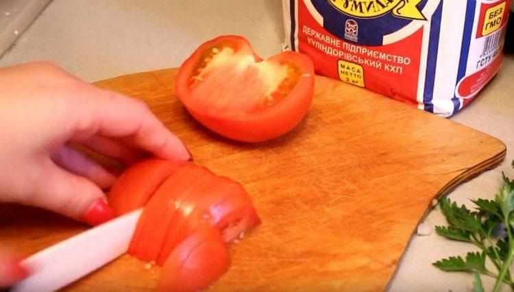 Нарязани домати.