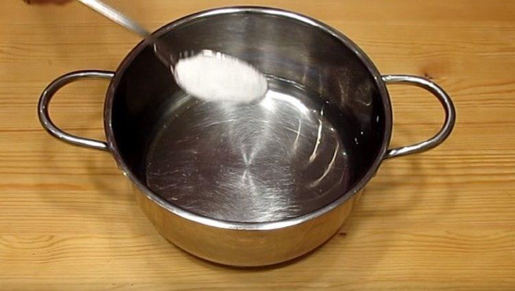 За марината добавете сол и захар към водата.