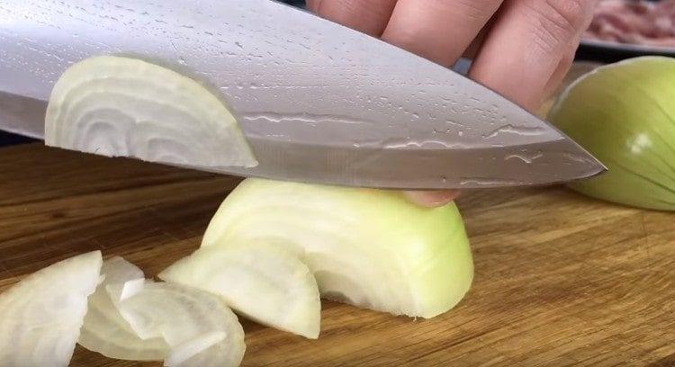 Nakrájejte cibuli na tenké půlky.