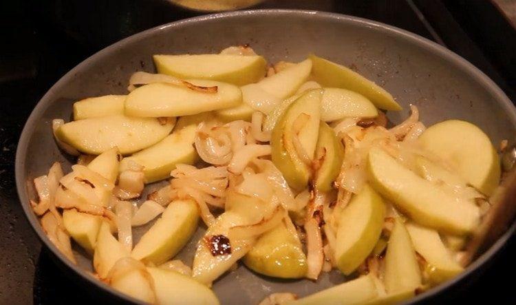 Запържете лука с ябълки до златисто.