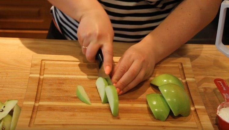 Нарежете ябълките на малки филийки.