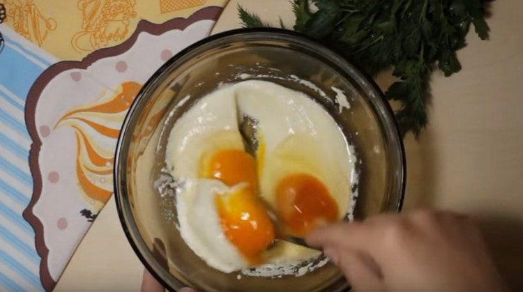 В киселото мляко с грис разбийте яйцата, разбъркайте.