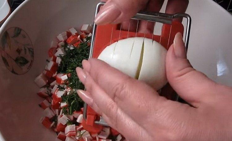 Твърдо сварените яйца се нарязват или нарязват с помощта на резачка за яйца.