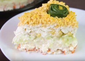 Pagluluto ng isang maluho na salad ng puff na may mga crab sticks: isang recipe ng holiday na may larawan.