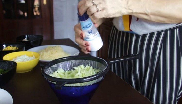 Сложете краставицата в сито, добавете малко сол.