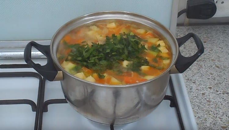 В почти готова супа от тиквички и картофи можете да добавите зелени.
