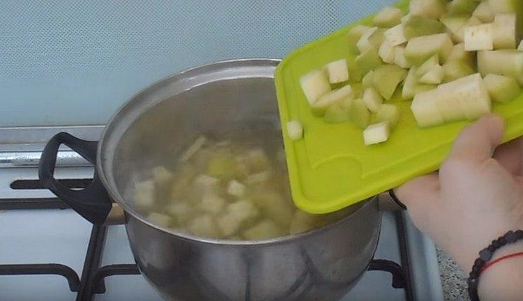 Добавете тиквички в картофената тава
