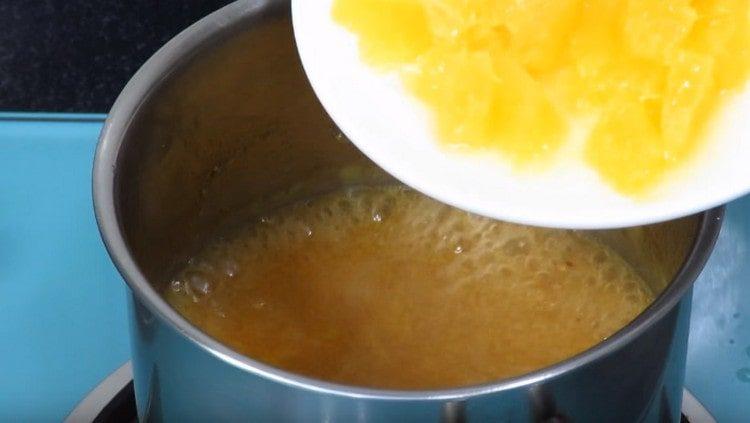 В сгъстения сос добавете резенчета портокал, разбъркайте.
